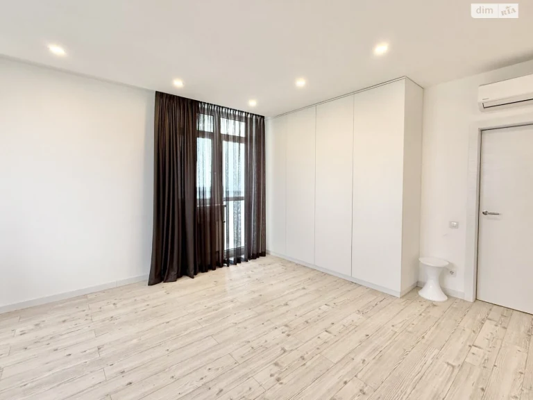 Long-Term Rental: Spacious 3-Bedroom Apartment in Solomyanka