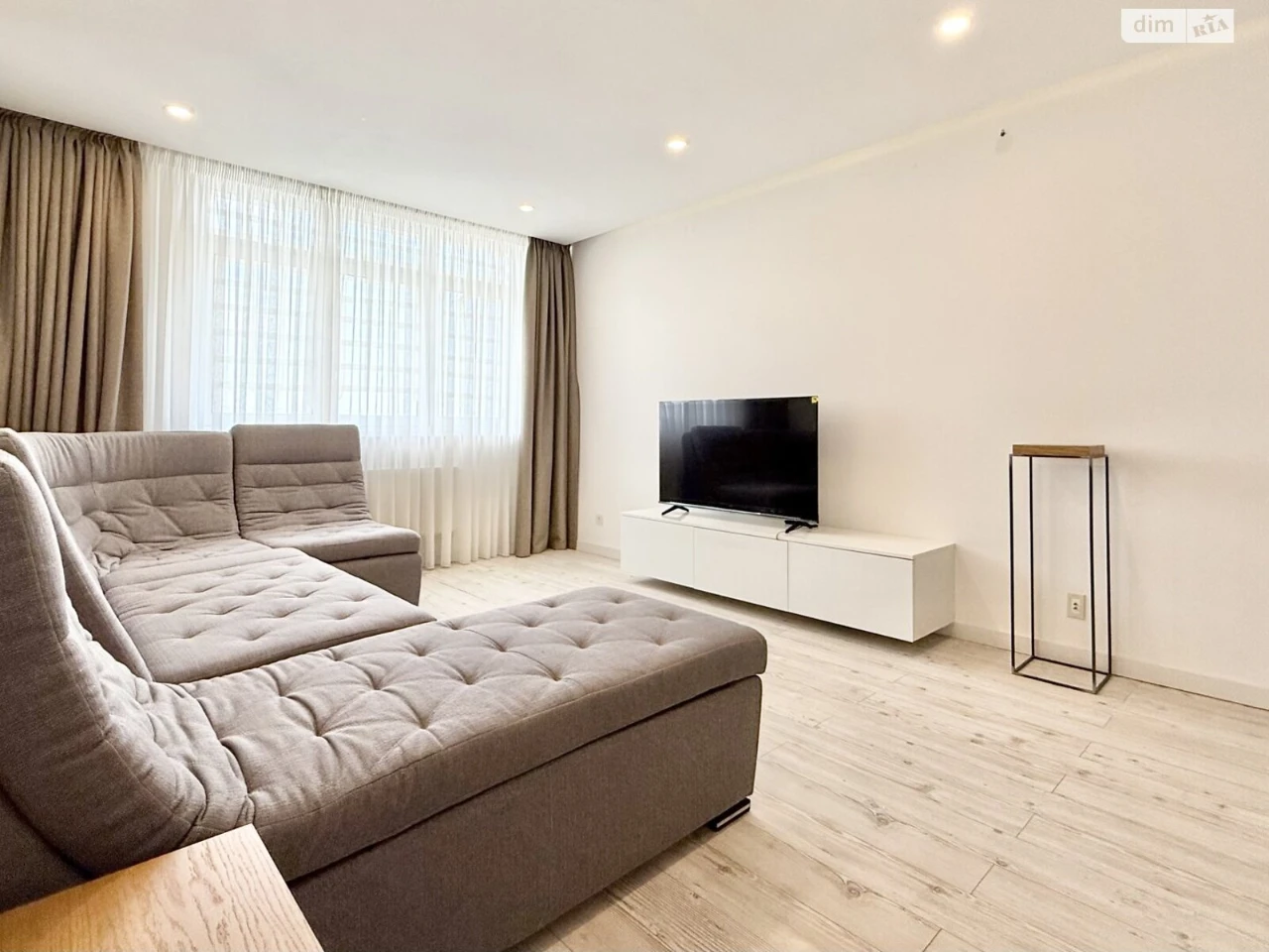 Long-Term Rental: Spacious 3-Bedroom Apartment in Solomyanka