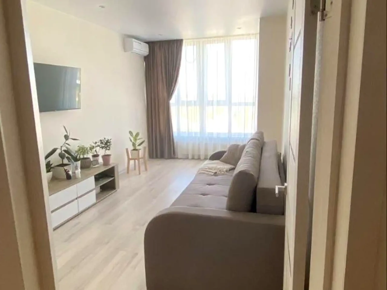 Apartment for rent - 1 room, 40 m² on the 27th/29th floor