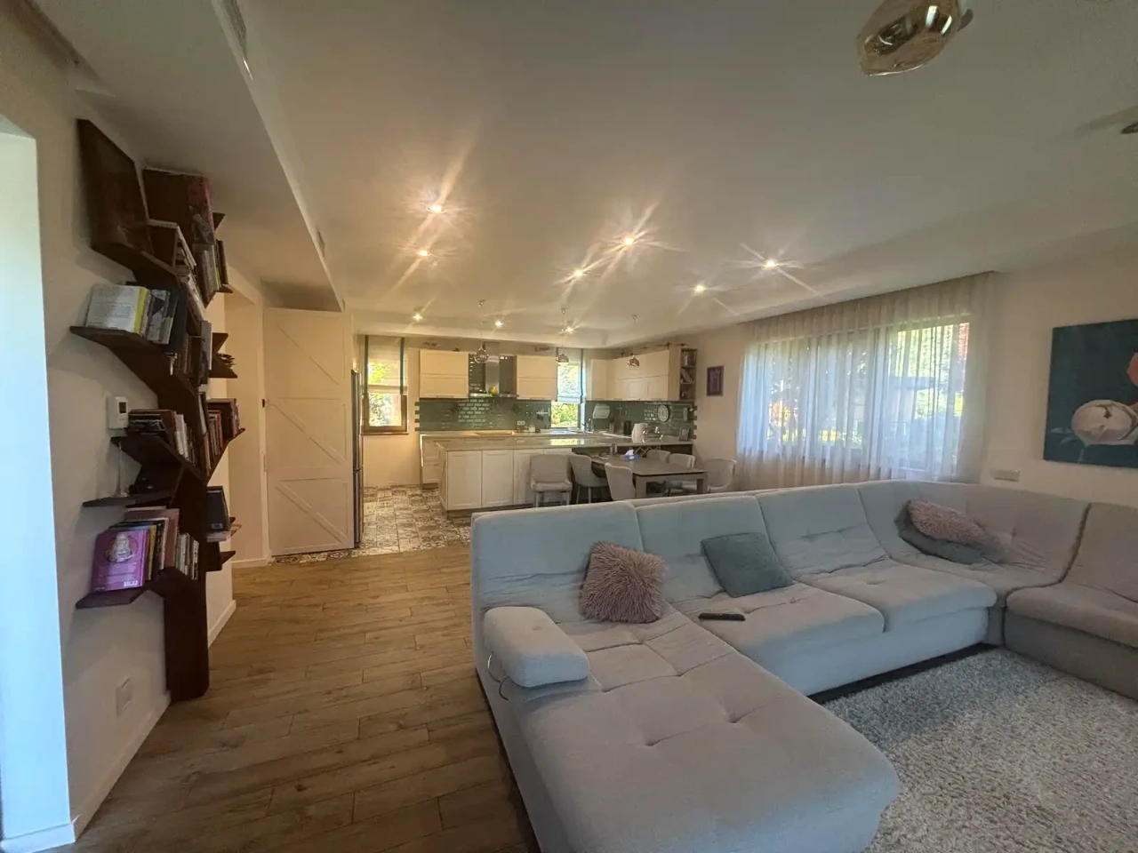 Rent a 290 m² 14 sot house