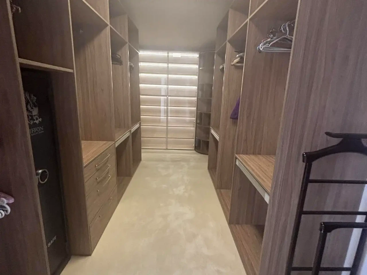 Rent a 290 m² 14 sot house
