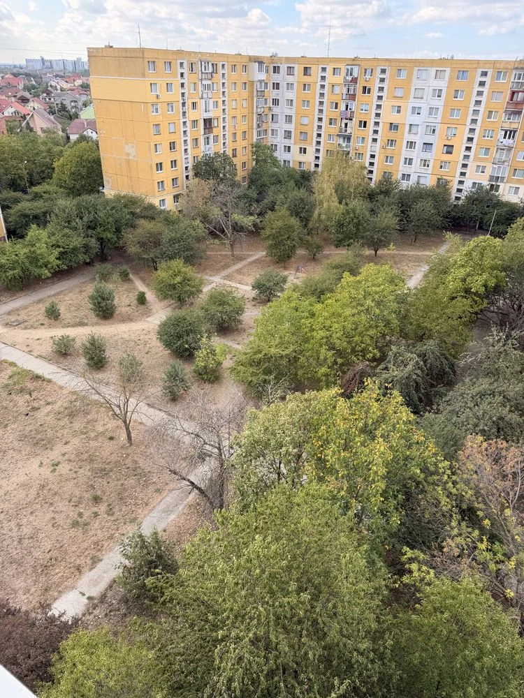 Uzhgorod. 4-room apartment on street