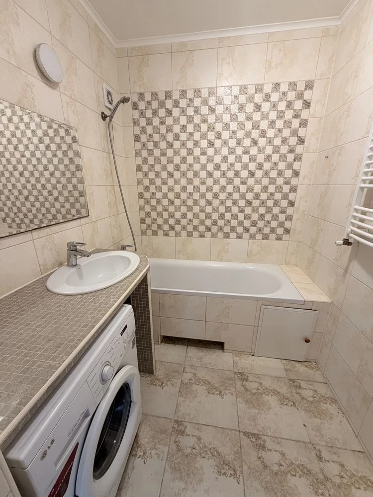 Uzhgorod. 4-room apartment on street
