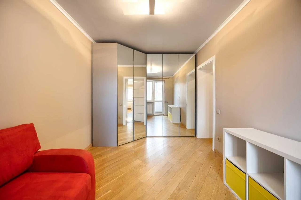 Sale, 4-room apartment, J. Washington Street