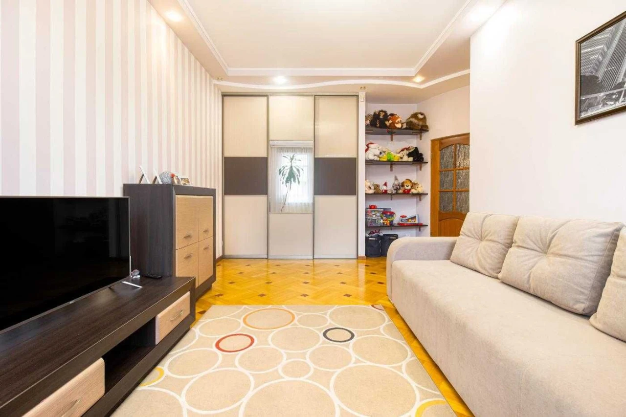 Apartment for Sale, 3 rooms, Efremova 13