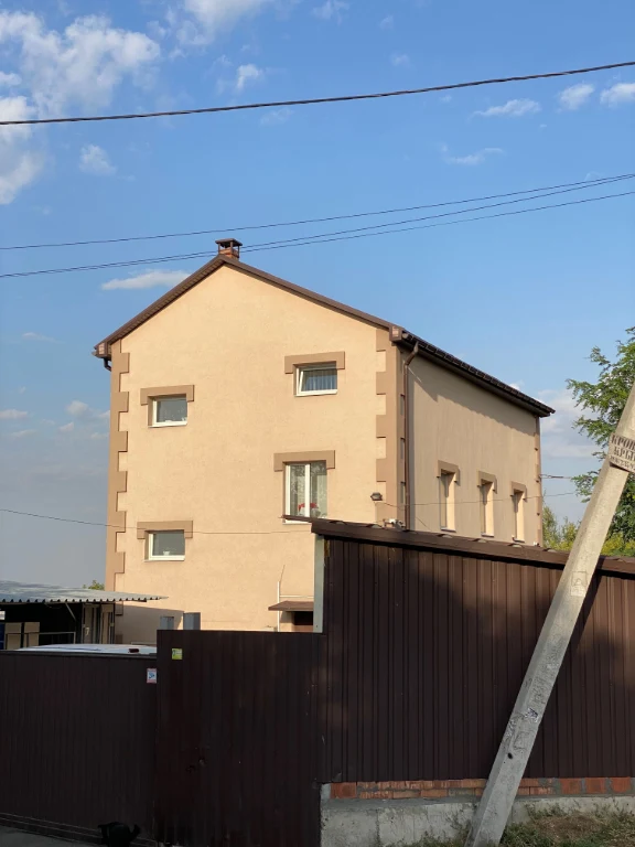 Продається будинок на червоній лінії