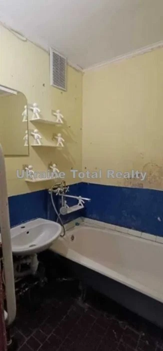 Metro Kharkivska 2 min walk! 2k apartment for renovation! Bazh Ave.