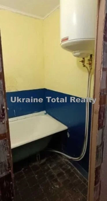 Metro Kharkivska 2 min walk! 2k apartment for renovation! Bazh Ave.