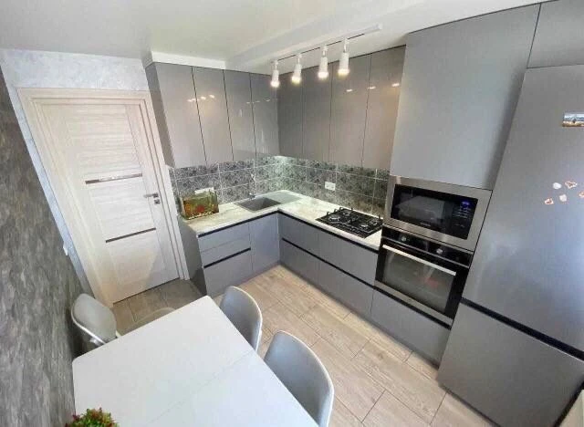For Sale 3-room apartment on Mira Avenue, Left Bank, Caravan