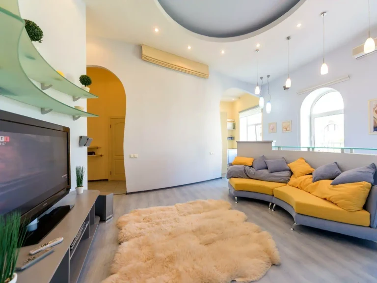 Rent of a 4-room apartment 100 m² 4/4 floor