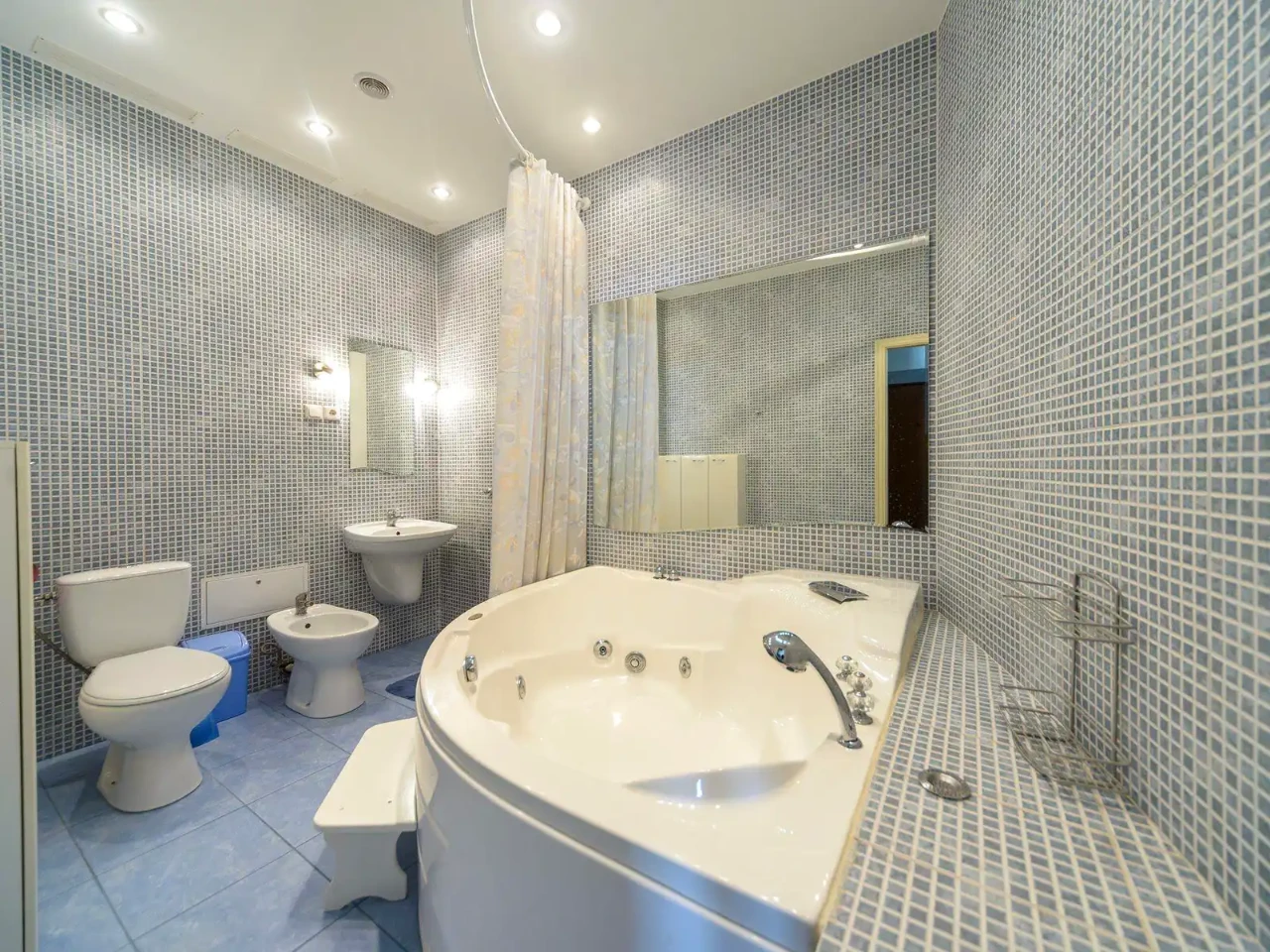 Rent of a 4-room apartment 100 m² 4/4 floor