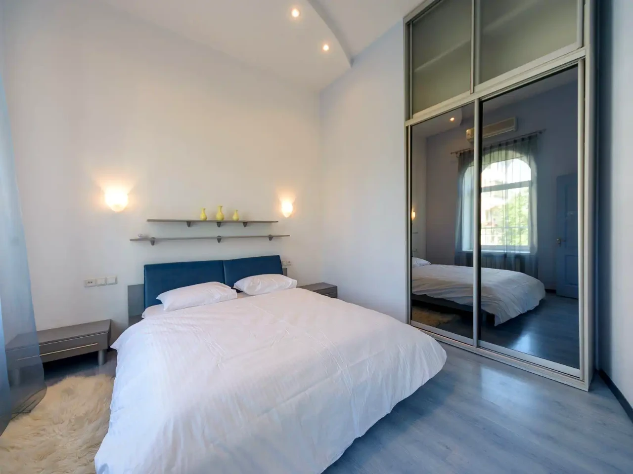 Rent of a 4-room apartment 100 m² 4/4 floor