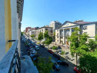 Rent of a 4-room apartment 100 m² 4/4 floor