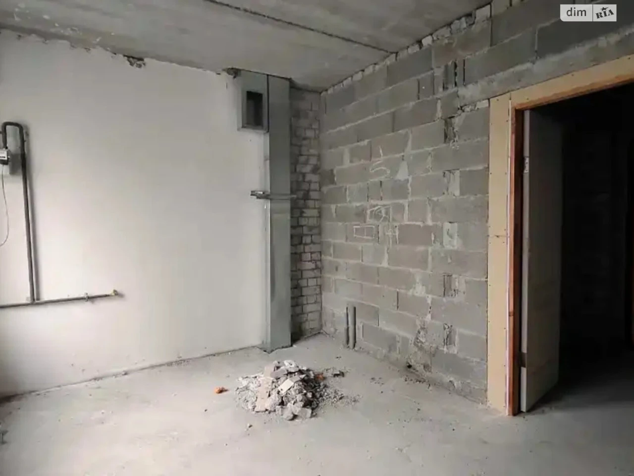 Sale of Spacious Four-Room Apartment