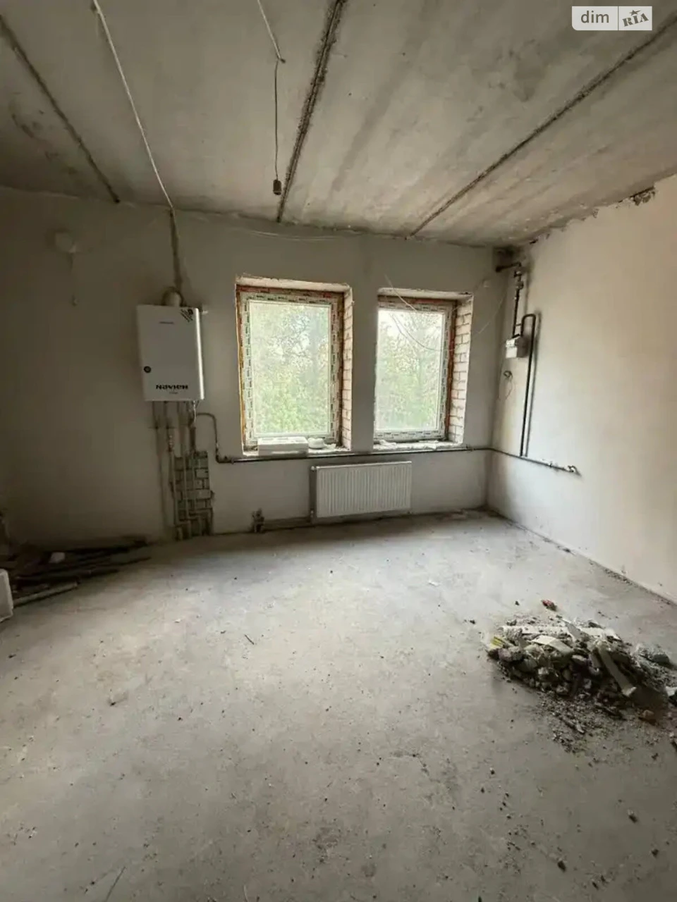 Sale of Spacious Four-Room Apartment
