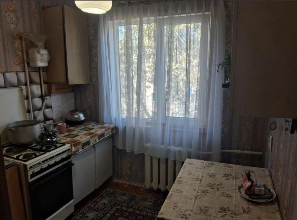 Продам 3-комнатную квартиру /Космонавтов /Черемушки ,балкон