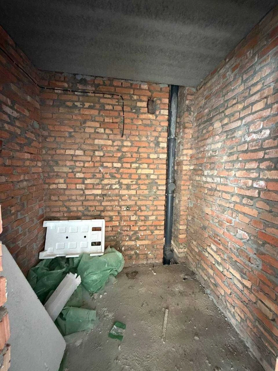 Здана новобудова на Виставці. Підходить під програми.