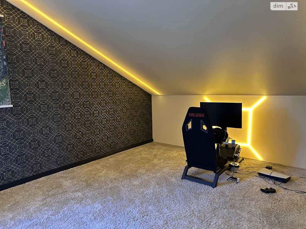 Sale: Spacious House on Wide Valley