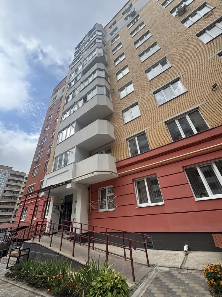 3-bedroom apartment in a new building - brick house, 4th floor