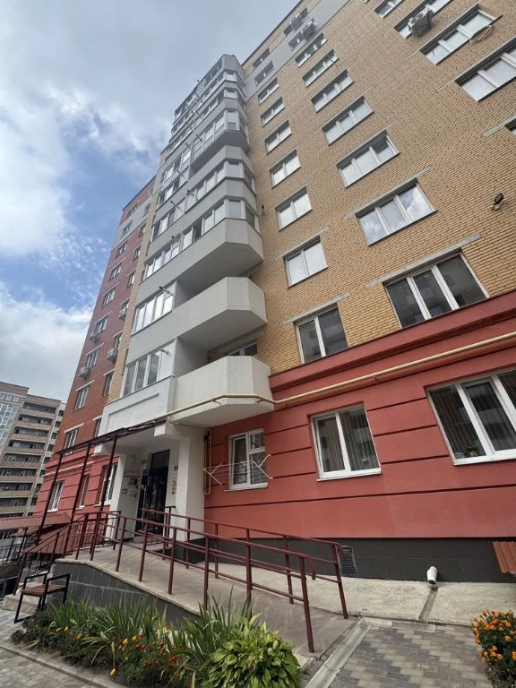 3-bedroom apartment in a new building - brick house, 4th floor
