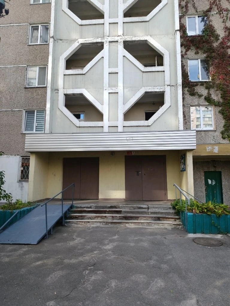 Продажа від власника 3х кім. квартири . Київ вул.Урлівська 3