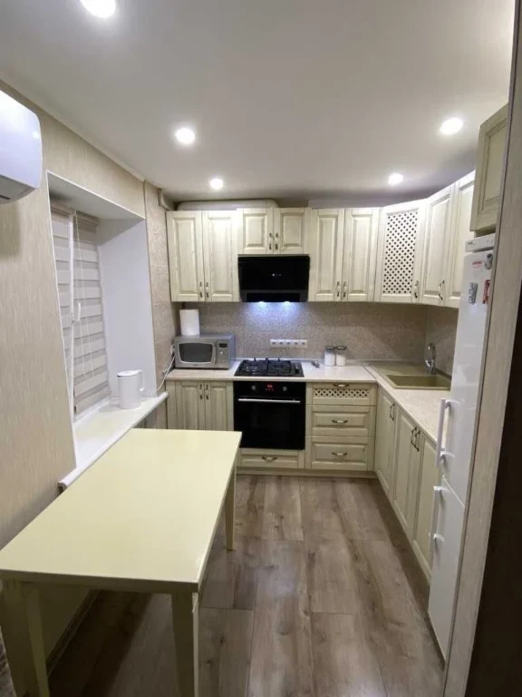 Nice 3-bedroom apartment on Reshetilovskaya Street.