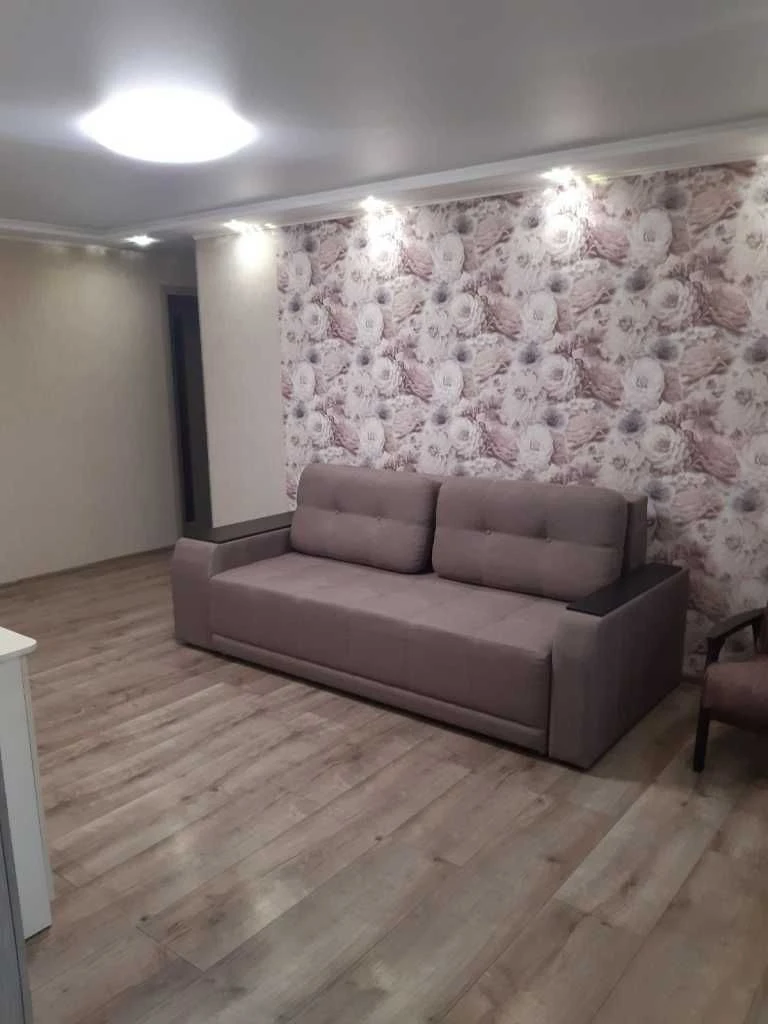 Nice 3-bedroom apartment on Reshetilovskaya Street.