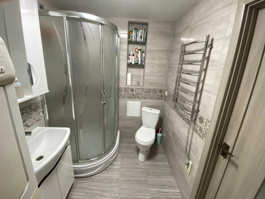 Nice 3-bedroom apartment on Reshetilovskaya Street.
