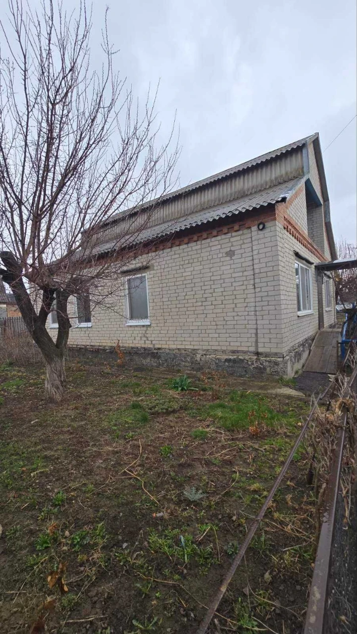 В продажу ухоженный кирпичный дом 1990 года в Гожулах