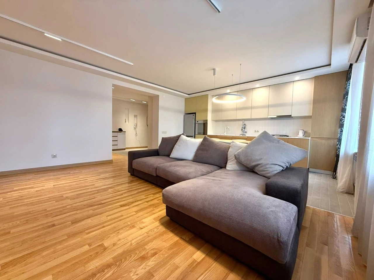 <CENTRE> Three-room apartment in the city center