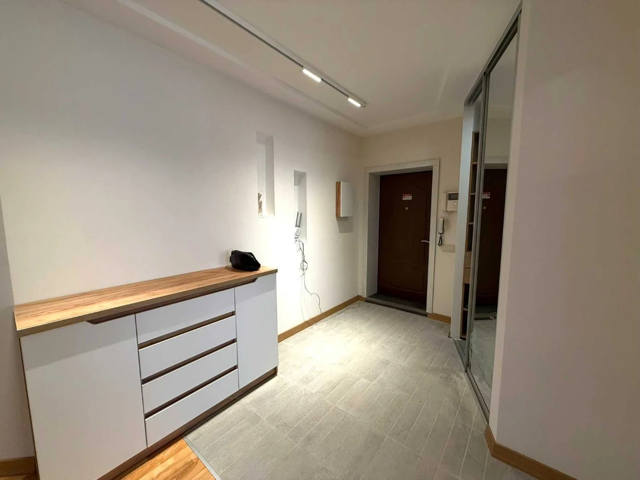 <CENTRE> Three-room apartment in the city center