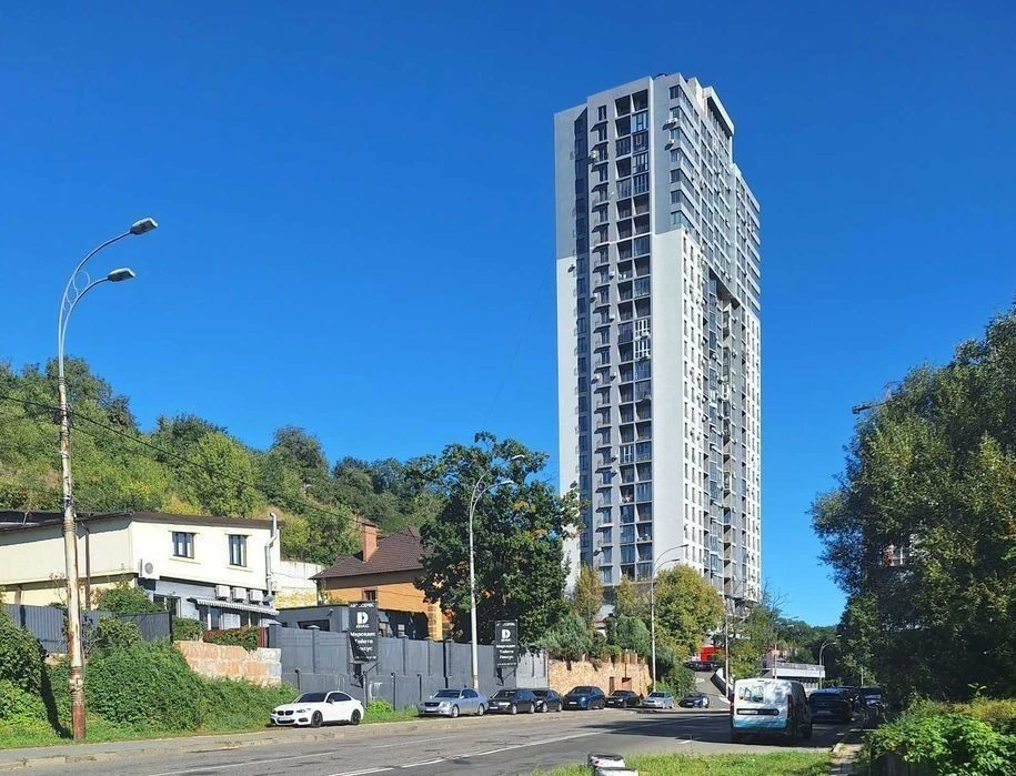 For sale 2-room apartment M Demiivska 5 min. V. Brozhka st. 70 Be