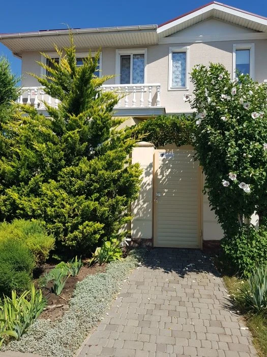 A house with a plot of 3 acres. Garage. Closed territory. sunny