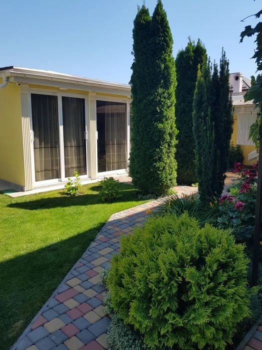 A house with a plot of 3 acres. Garage. Closed territory. sunny