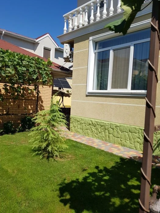 A house with a plot of 3 acres. Garage. Closed territory. sunny