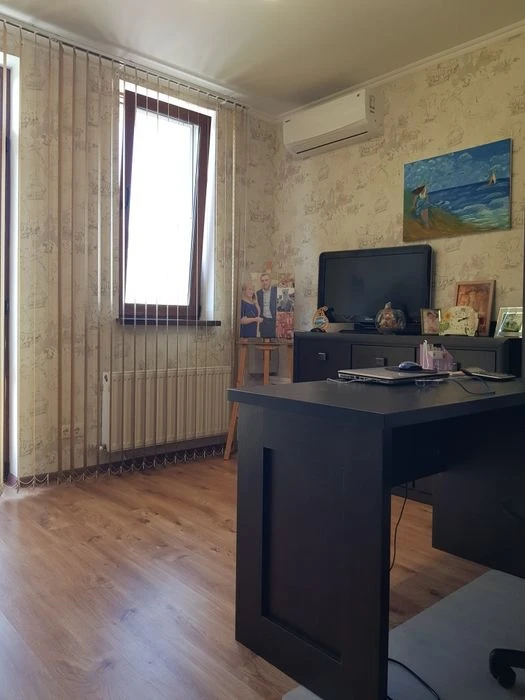 A house with a plot of 3 acres. Garage. Closed territory. sunny