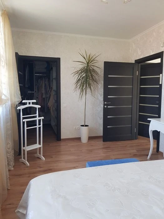 A house with a plot of 3 acres. Garage. Closed territory. sunny