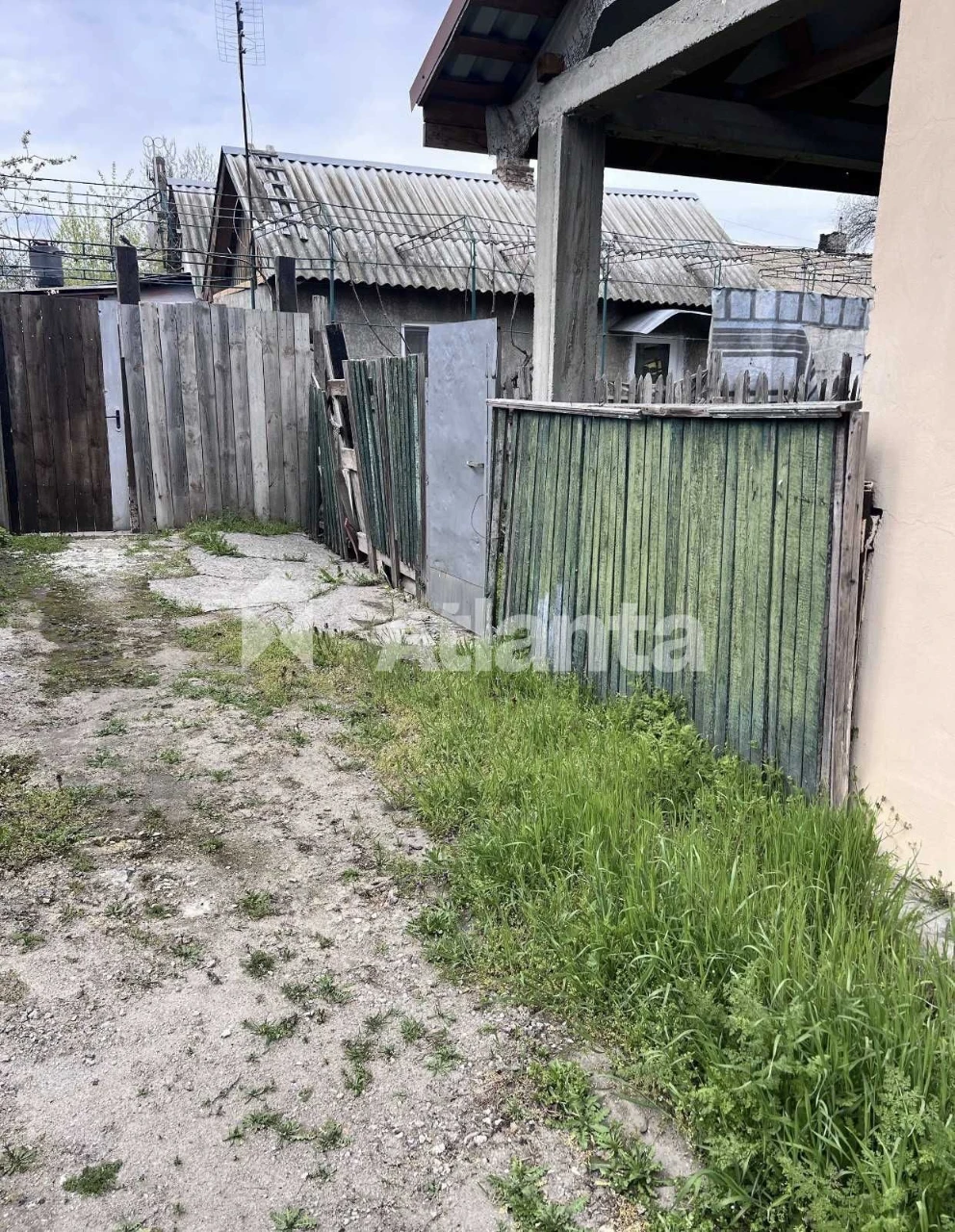Ділянка з будинком під реконструкцію та господарськими спору