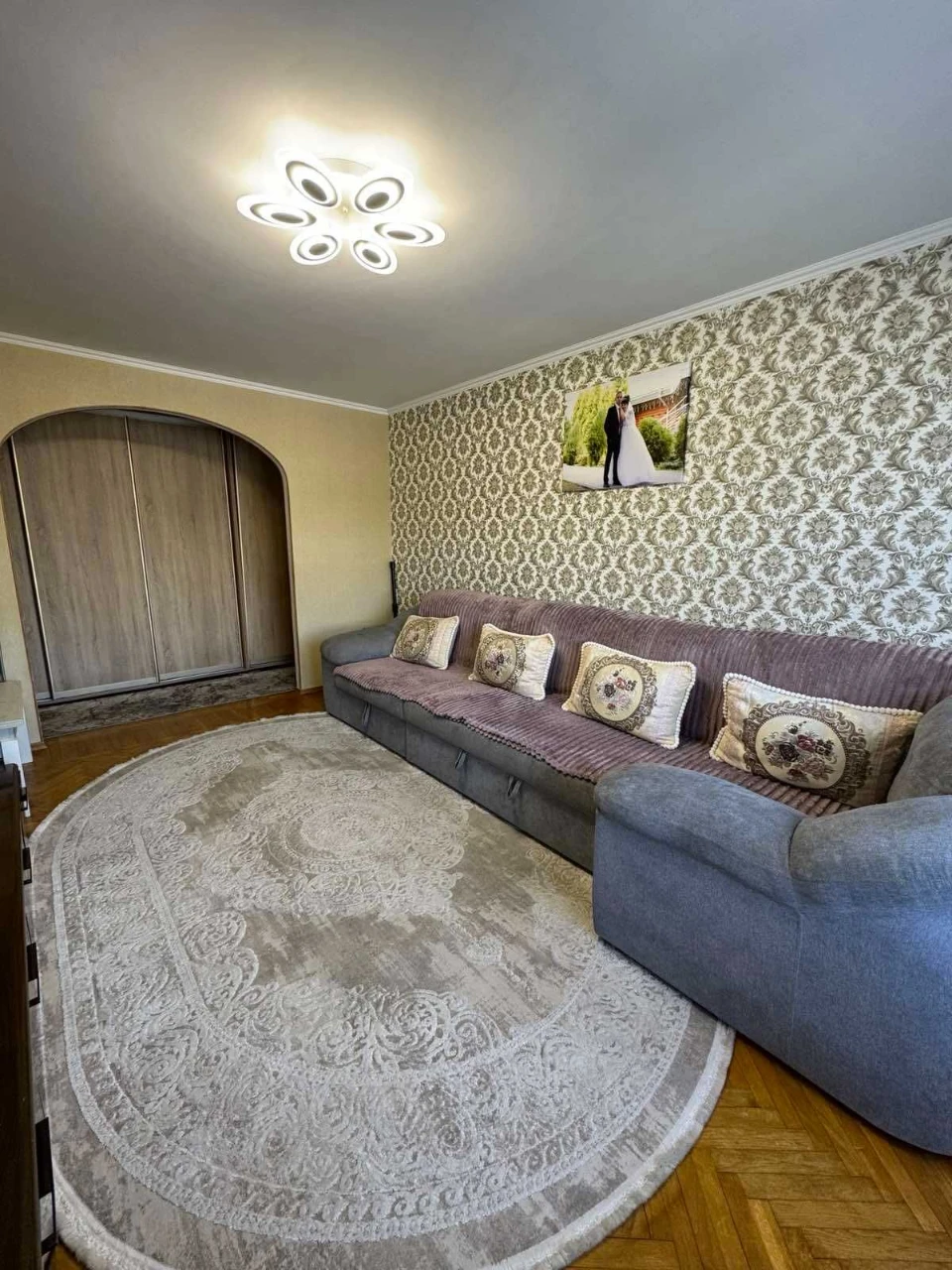 3 room apartment in a brick building. Great option for rent.