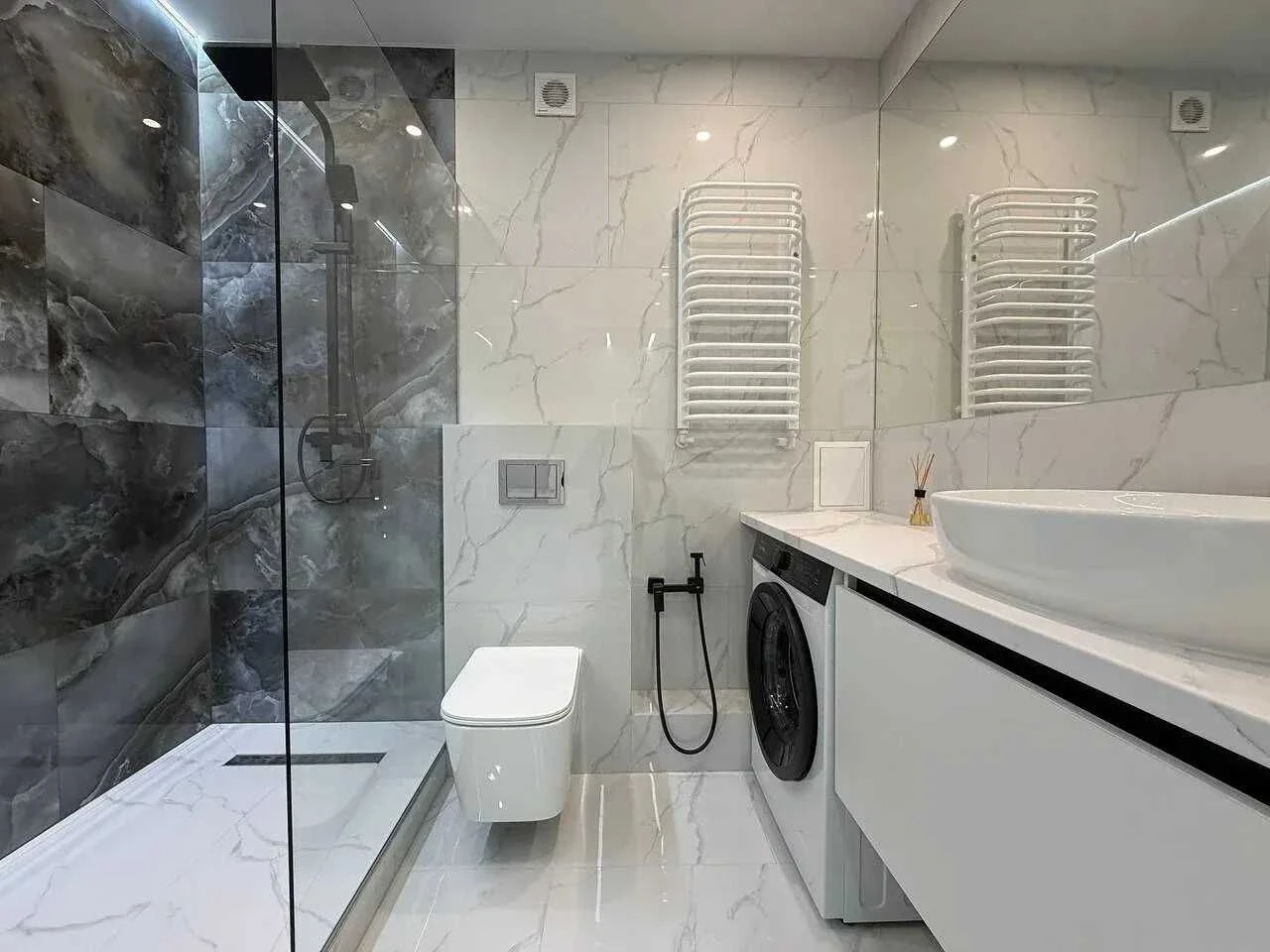 Great Price! Large 2-room apartment in the city center, furnished and with appliances