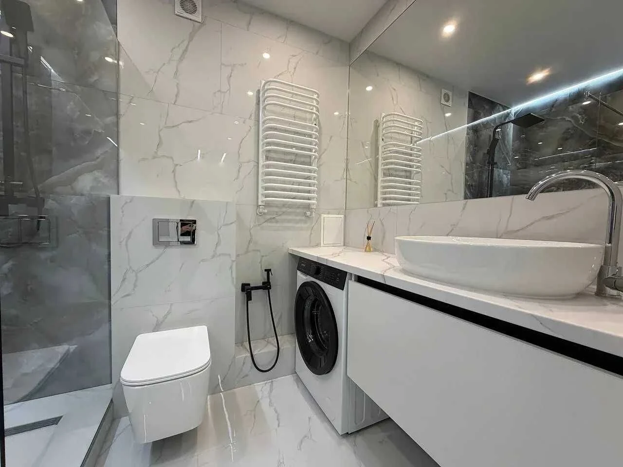 Great Price! Large 2-room apartment in the city center, furnished and with appliances