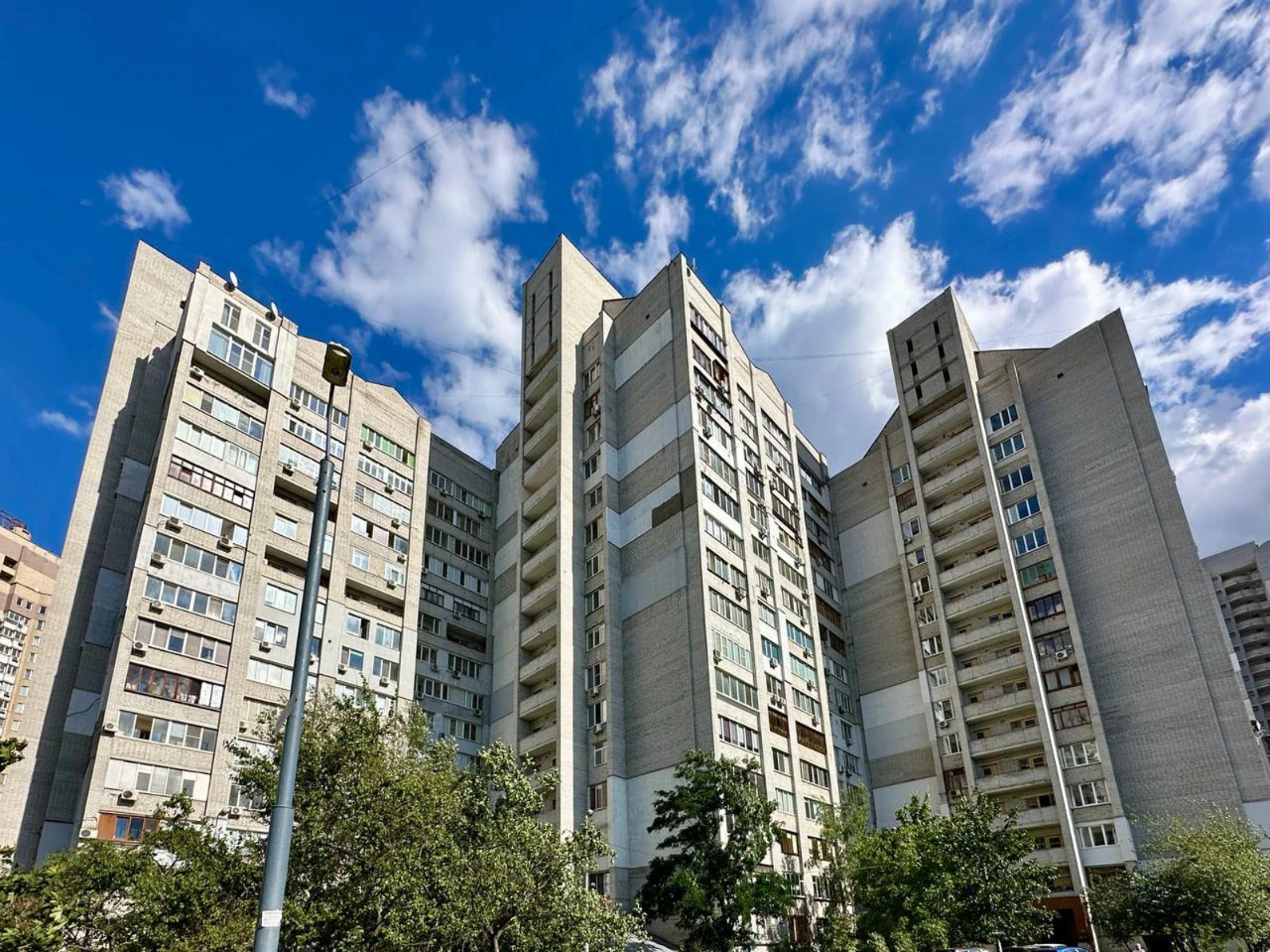 Продается 3-комнатная квартира 97 м², улица Драгоманова, 31В