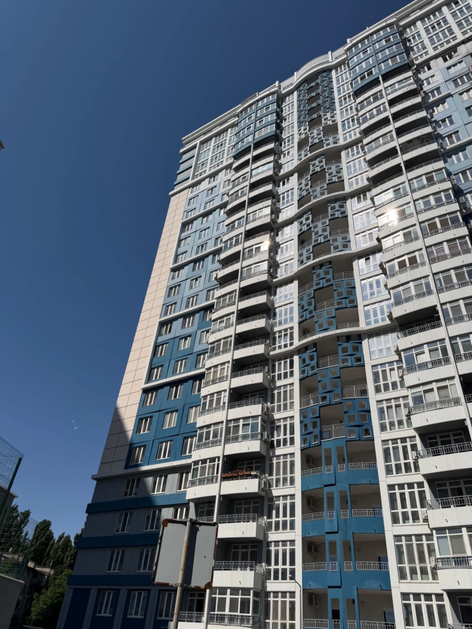Продам 2-комнатную квартиру в ЖК «Четыре Сезона», синяя секц