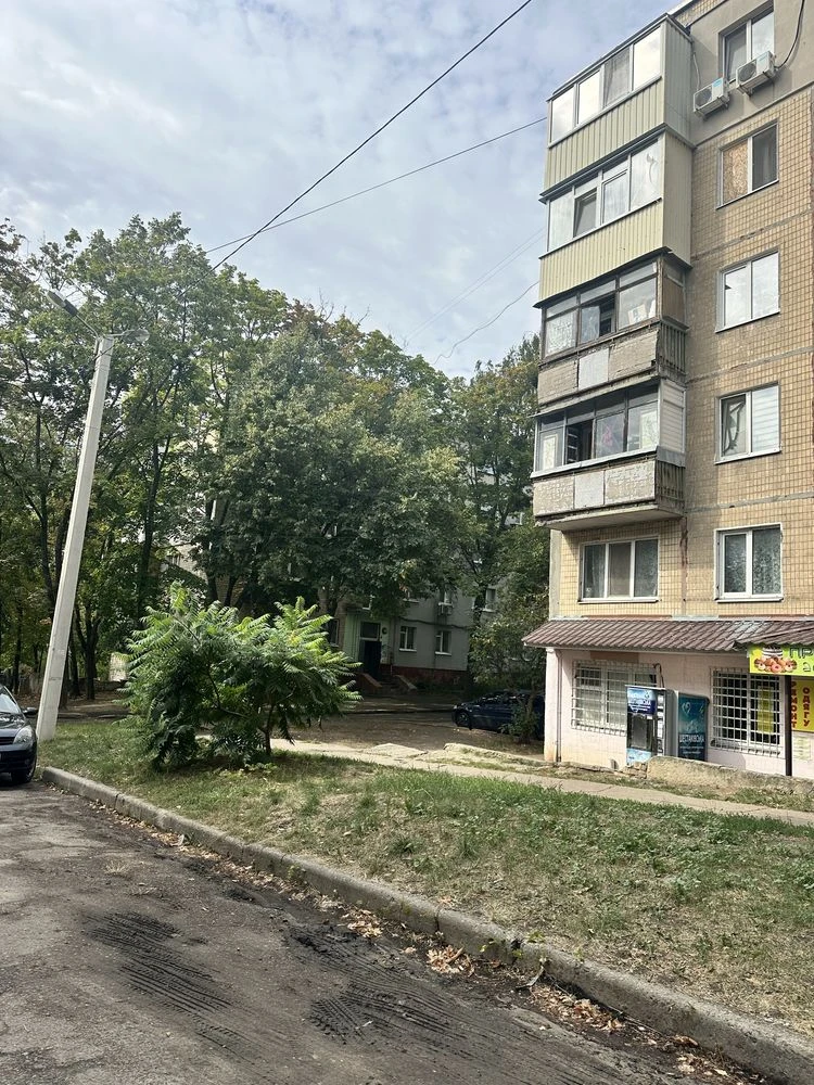 Продається 3-кімнатна квартира, Салтовка, район 8 Хлібозавод, цегла