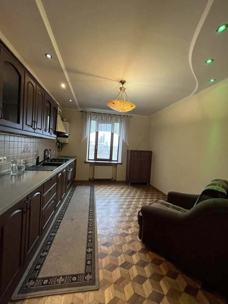 Продам 3-х комнатную сталинку