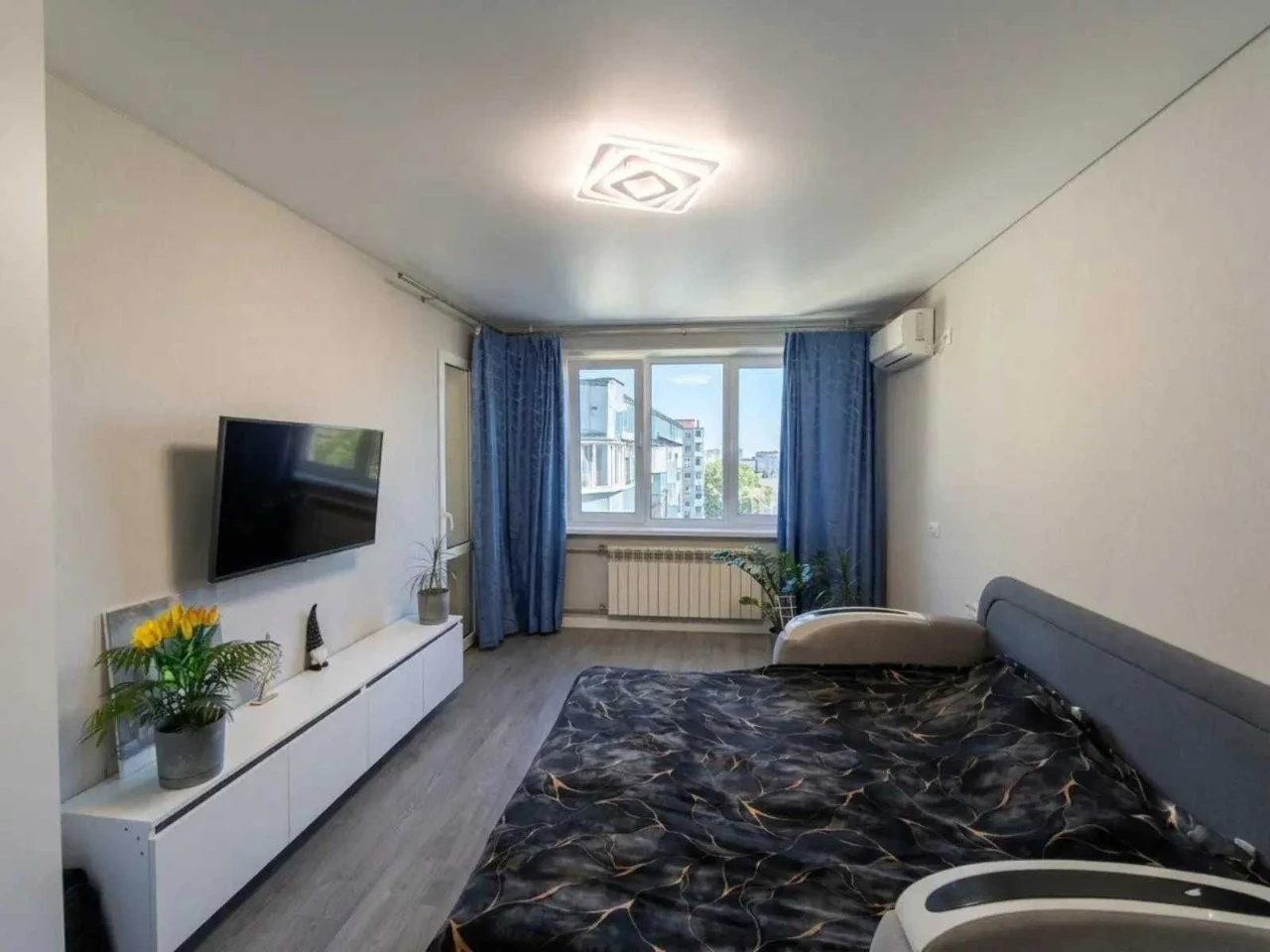 Sale of a 3-bedroom apartment on Levada with 2 balconies. Separate rooms.