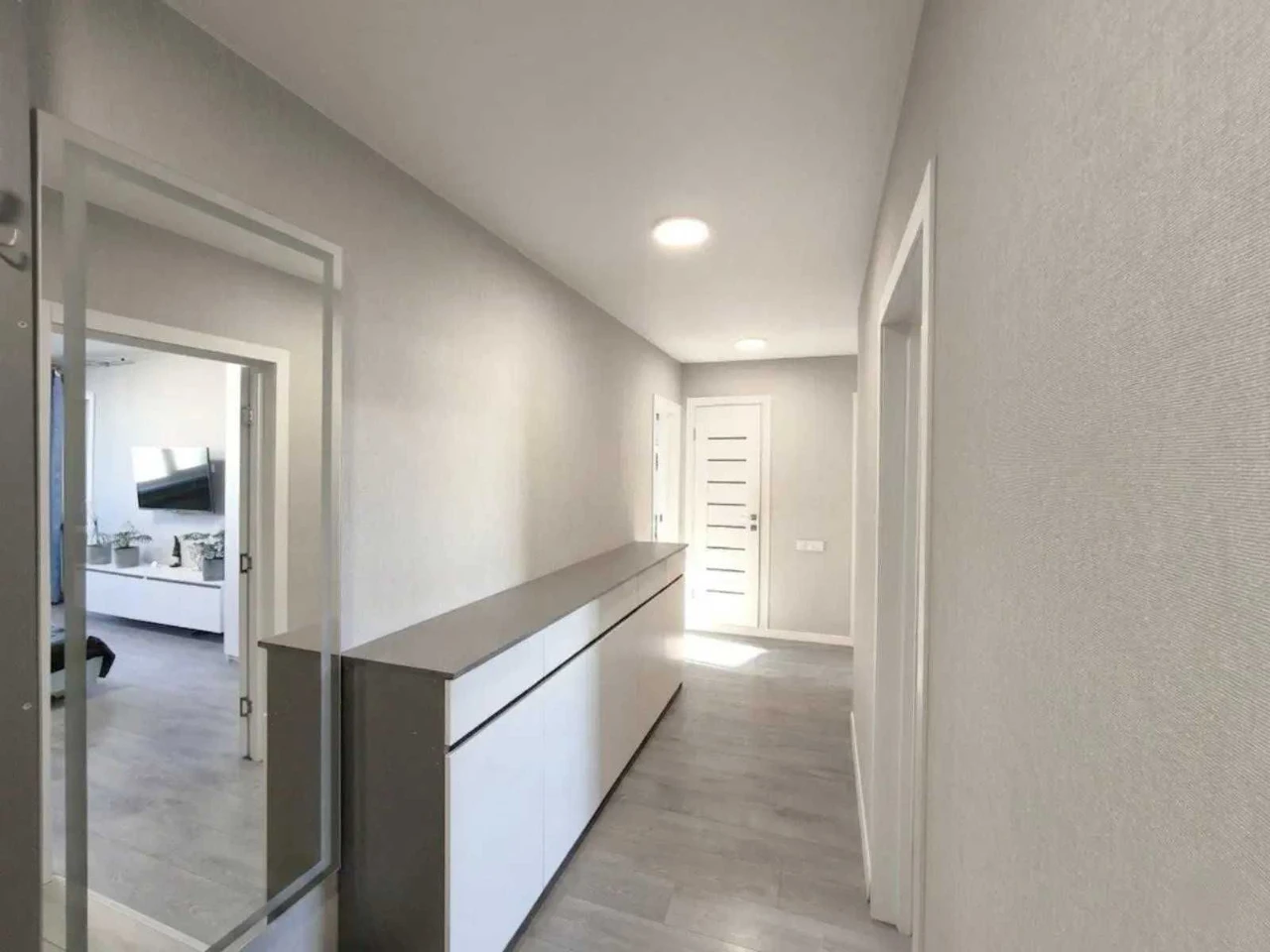 Sale of a 3-bedroom apartment on Levada with 2 balconies. Separate rooms.