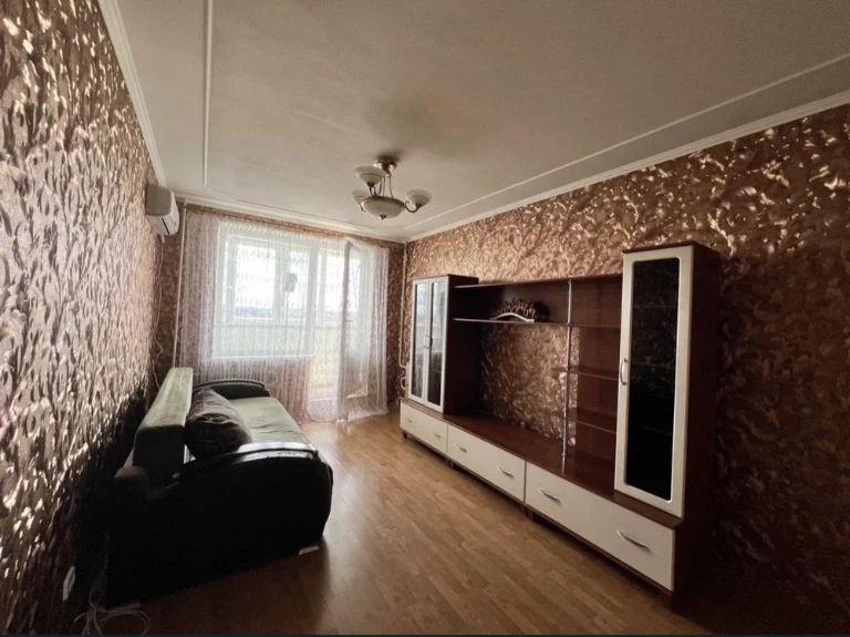 Selling a 3-bedroom apartment on the 6th floor.