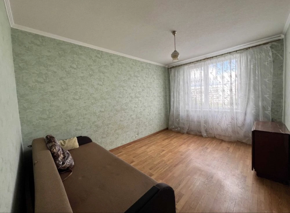Selling a 3-bedroom apartment on the 6th floor.