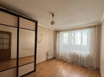 Selling a 3-bedroom apartment on the 6th floor.